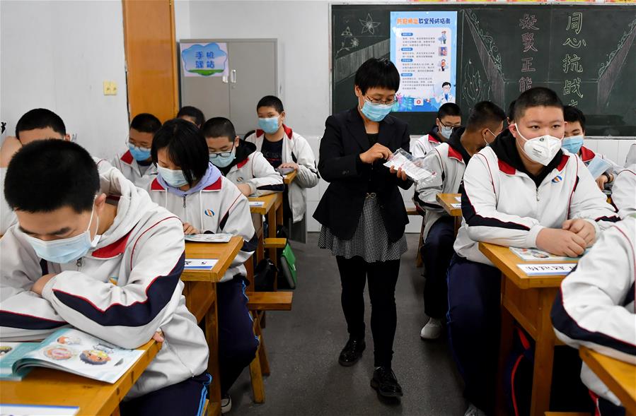 CHINA-SHAANXI-XI'AN-JUNIOR HIGH SCHOOL STUDENTS-RETURNING TO SCHOOL (CN)