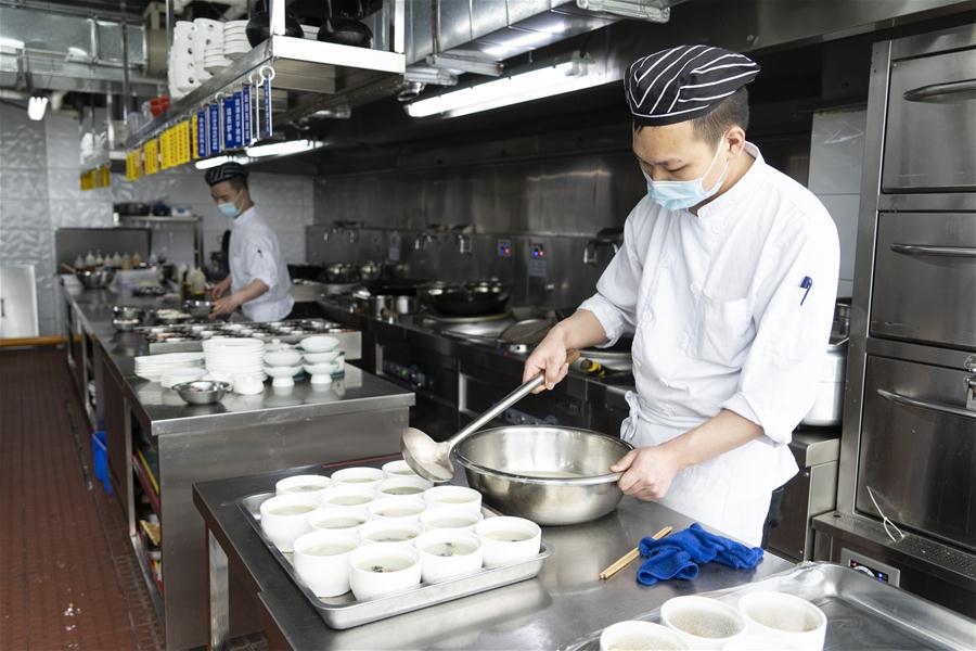 CHINA-CHENGDU-SEPARATE DISHES-TABLE MANNER (CN)