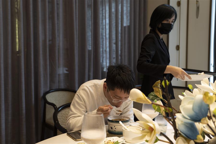 CHINA-CHENGDU-SEPARATE DISHES-TABLE MANNER (CN)