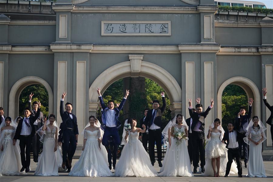 CHINA-JIANGSU-NANJING-GROUP WEDDING-PHOTOS (CN)