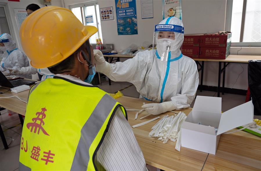 CHINA-BEIJING-DAXING-COVID-19-NUCLEIC ACID TEST-CONSTRUCTION WORKERS (CN)