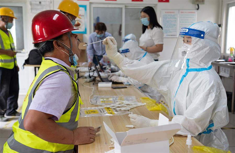 CHINA-BEIJING-DAXING-COVID-19-NUCLEIC ACID TEST-CONSTRUCTION WORKERS (CN)