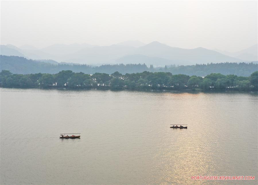 CHINA-ZHEJIANG-HANGZHOU-WEST LAKE-AUTUMN SCENERY (CN) 
