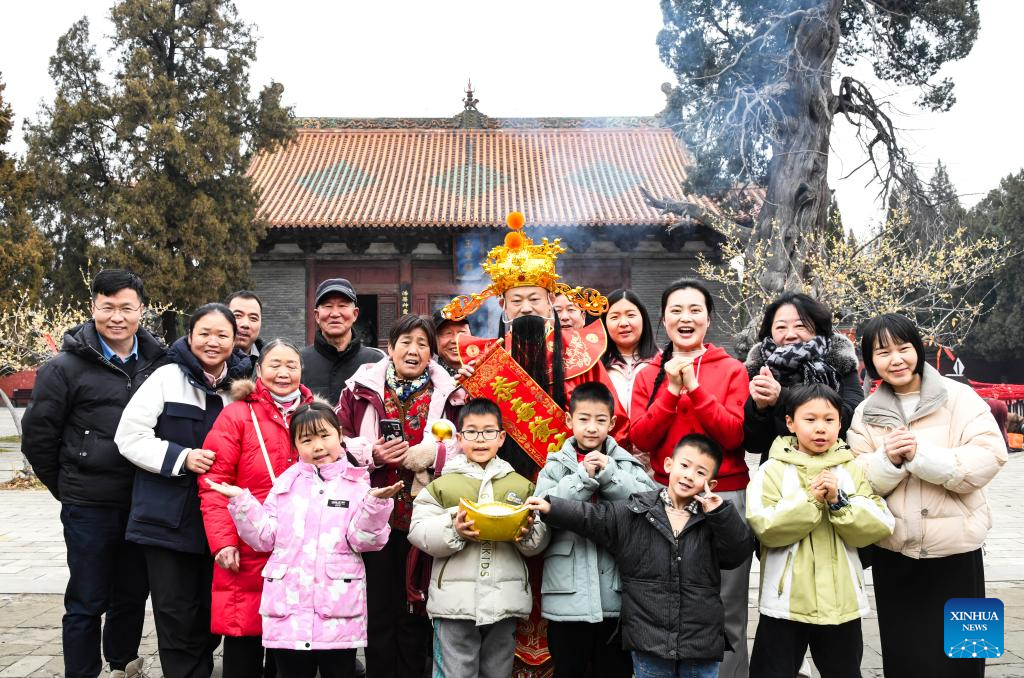 Chineses realizam eventos folclóricos para prestar homenagem ao Deus