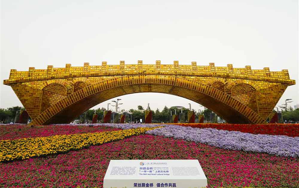 Estrutura "Ponte dourada na Estrada da Seda" é construída em Beijing
