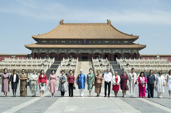 Cônjuges dos líderes do Fórum do Cinturão e Rota visitam Museu do Palácio Imperial