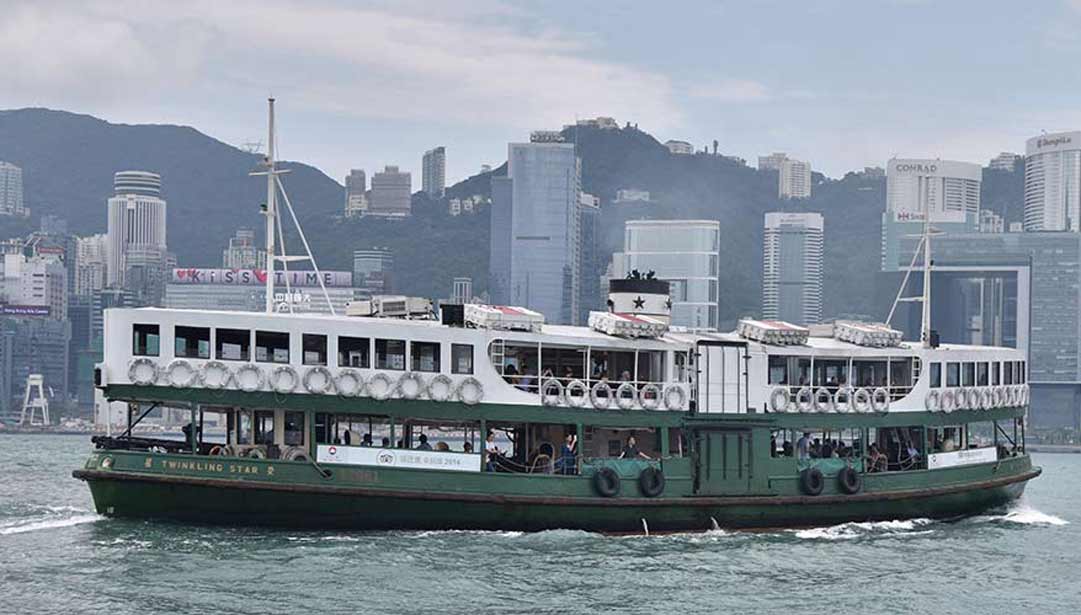 Navio Star Ferry navega no Victoria Harbour para marcar 20° aniversário do regresso de Hong Kong à pátria