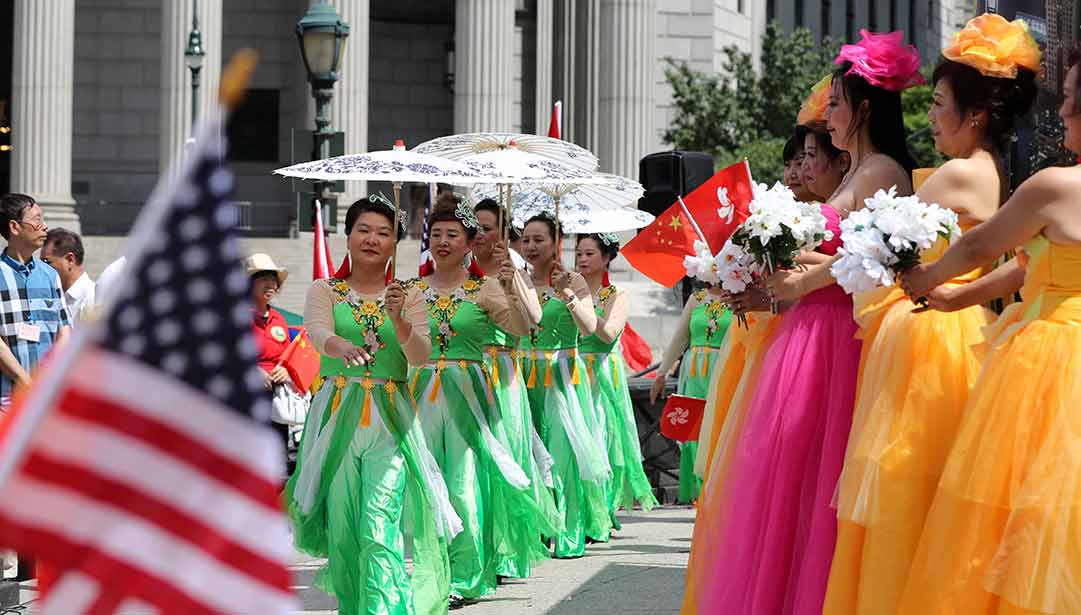 Mais de 10 mil chineses se reúnem em Nova York para marcar 20º aniversário do retorno de Hong Kong
