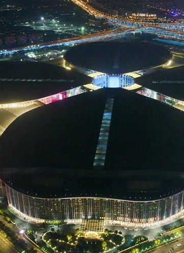 Vista noturna da 2ª Exposição Internacional de Importação da China (CIIE) em Shanghai
