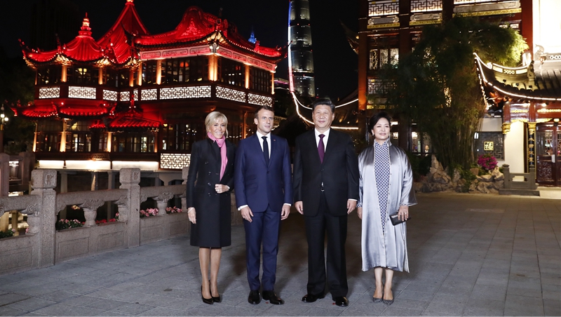 Xi e sua esposa reúnem-se com casal Macron
