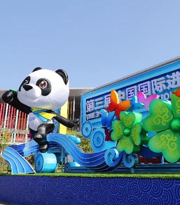 Pessoas se preparam para 3ª Exposição Internacional de Importação da China em Shanghai