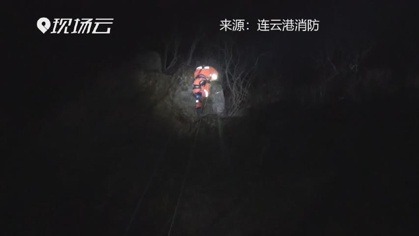 男子墜落懸崖被困山腰 消防員索降救人