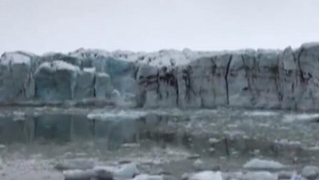 冰島：冰川崩塌 嚇壞遊客