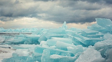 密歇根五大湖现蓝色冰群美景