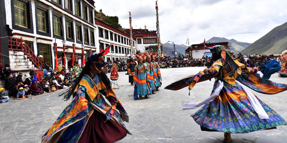 Monges budistas apresentam a dança Cham no Monastério Drigung em Lhasa, Tibet