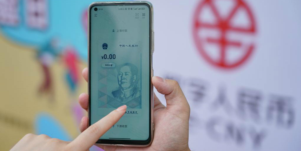 Chineses experimentam yuan digital no parque temático de Happy Valley em Beijing