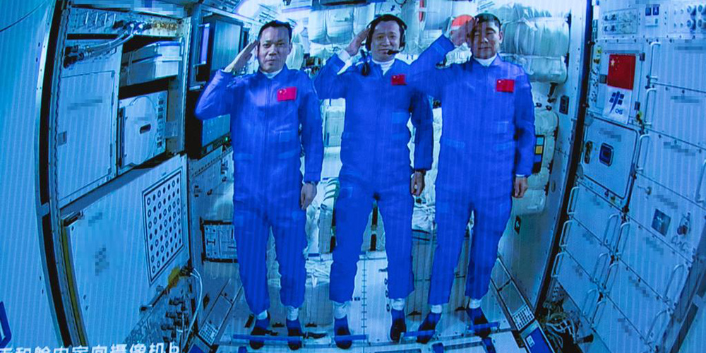 Astronautas da Shenzhou-12 entram no módulo central da estação espacial
