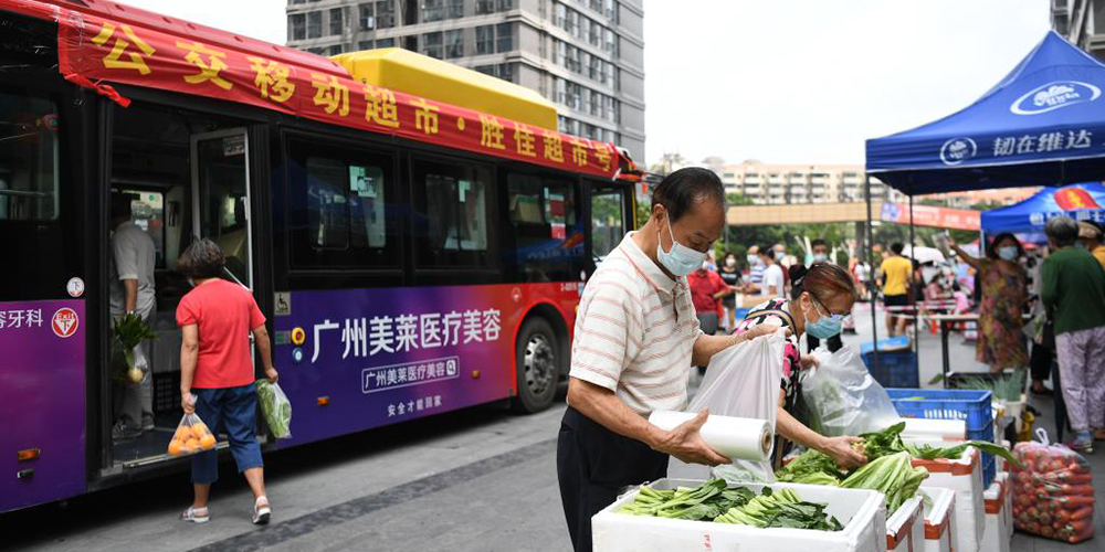 Cidade de Guangzhou lança serviço de compras com ônibus para moradores em quarentena