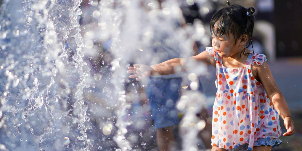 Crianças se refrescam em fonte de Beijing