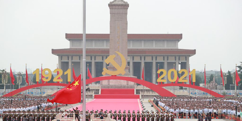 Cerimônia de hasteamento da bandeira nacional é realizada na Praça Tian'anmen durante cerimônia do centenário do PCC