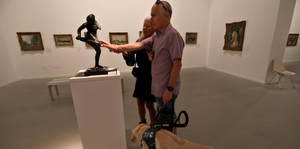 Pessoas com deficiência visual e dislexia visitam Museu de Arte de Tel Aviv