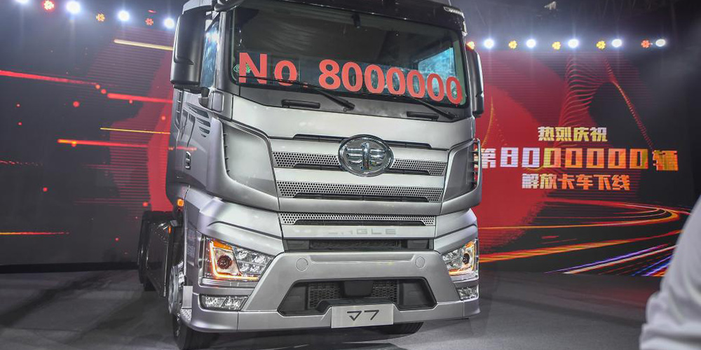 Montadora chinesa FAW Jiefang celebra produção de seu oitavo milionésimo caminhão