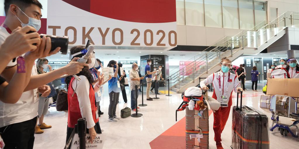 Membros da delegação olímpica da China chegam a Tóquio
