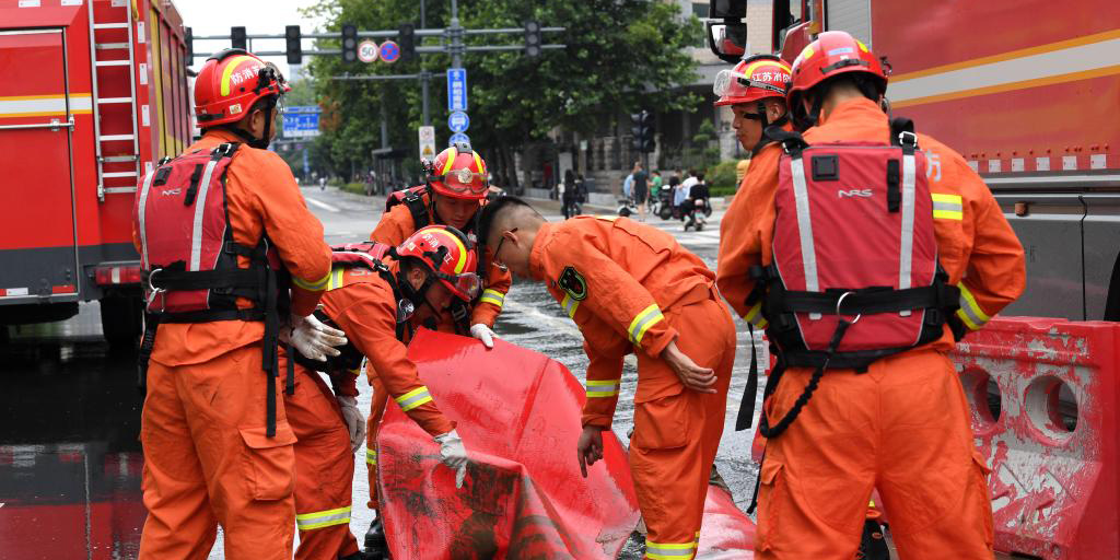 Equipe de resgate composta por 1,800 bombeiros de sete províncias vizinhas é enviada para Henan