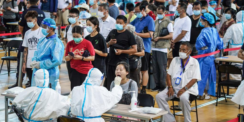 Nanjing, China, lança testes de ácido nucleico em toda a Cidade após infecções pela COVID-19 no aeroporto
