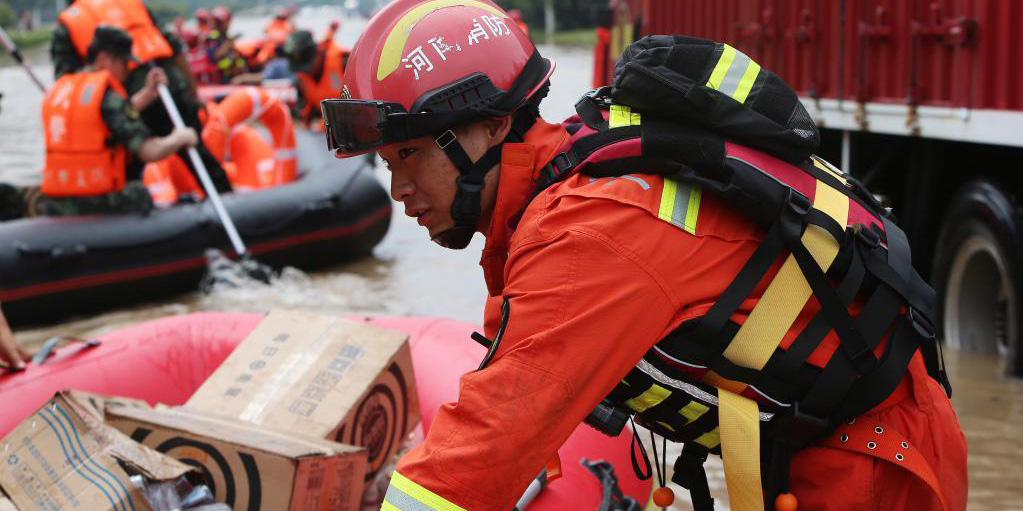Fotos: corrida para evacuar pacientes em hospitais inundados por tempestades