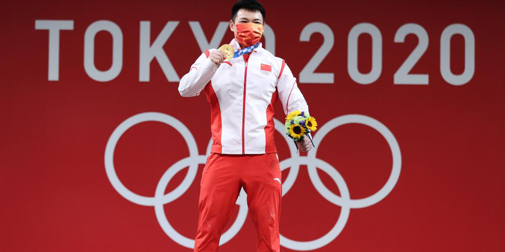 Levantador de peso chinês Chen Lijun leva o ouro na categoria até 67 kg nas Olimpíadas de Tóquio