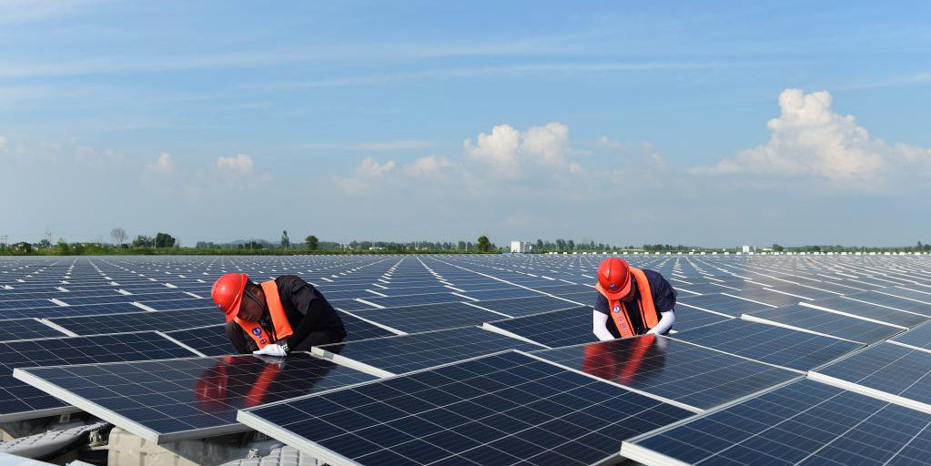 Indústria fotovoltaica ajuda a aumentar renda de moradores locais em Huainan, Anhui