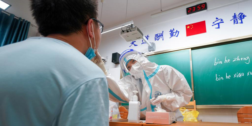 Profissionais médicos correm contra o tempo para combater a pandemia em Nanjing