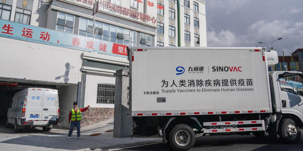 Caminhoneiros chineses percorrem longas distâncias para transportar vacinas contra COVID-19 ao redor do país
