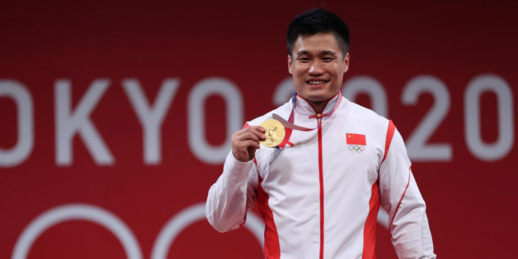 Chinês Lyu Xiaojun ganha o ouro no levantamento de peso categoria até 81 kg nas Olimpíadas de Tóquio
