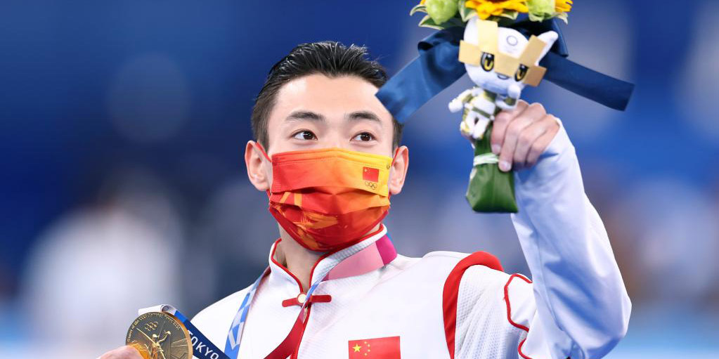 Ginasta chinês Zou Jingyuan leva o ouro nas barras paralelas nas Olimpíadas de Tóquio