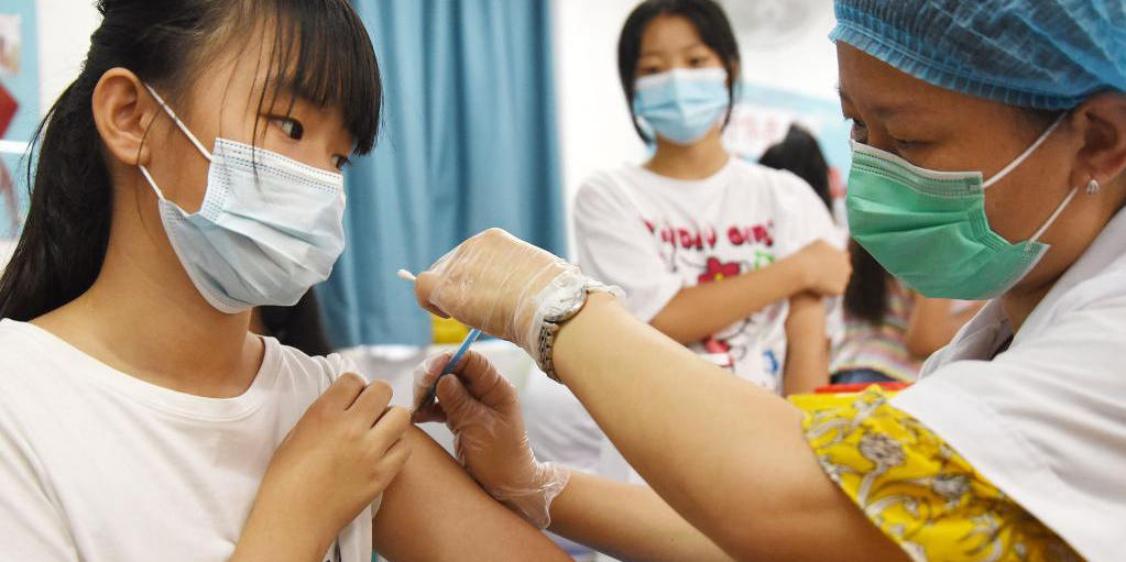 Profissionais médicos e voluntários se empenham no controle e prevenção epidêmicos em meio ao calor do verão em Henan