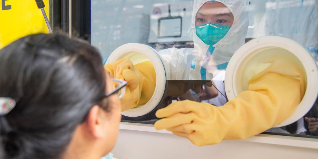Wuhan inaugura laboratório móvel para teste de ácido nucleico de COVID-19
