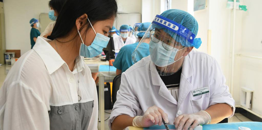 Vacinação de menores entre 12 e 17 anos contra COVID-19 segue em andamento na China