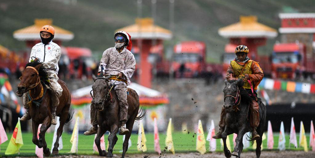 Evento de corrida de cavalos realizado em Qinghai