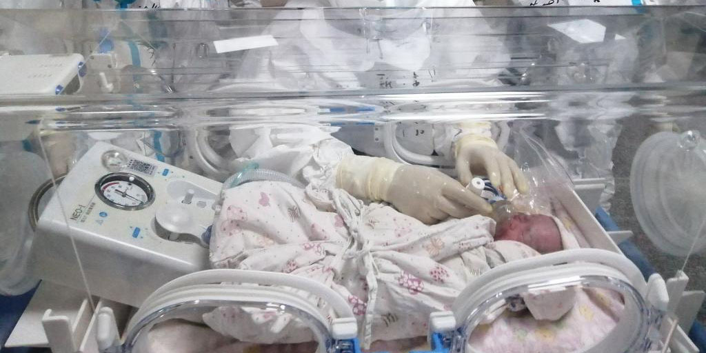 Mulher grávida com COVID-19 dá à luz trigêmeos no sudoeste da China