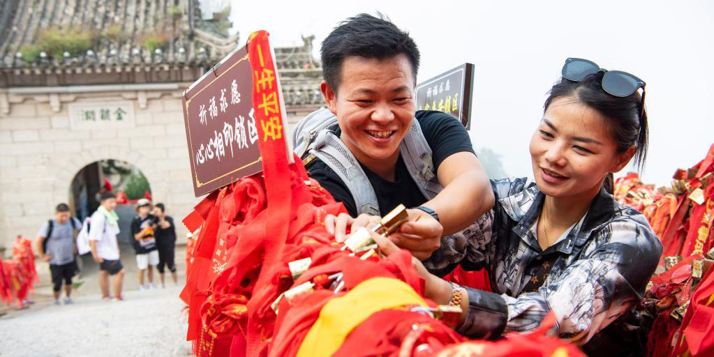 Chineses celebram o Festival Qixi ao redor do país