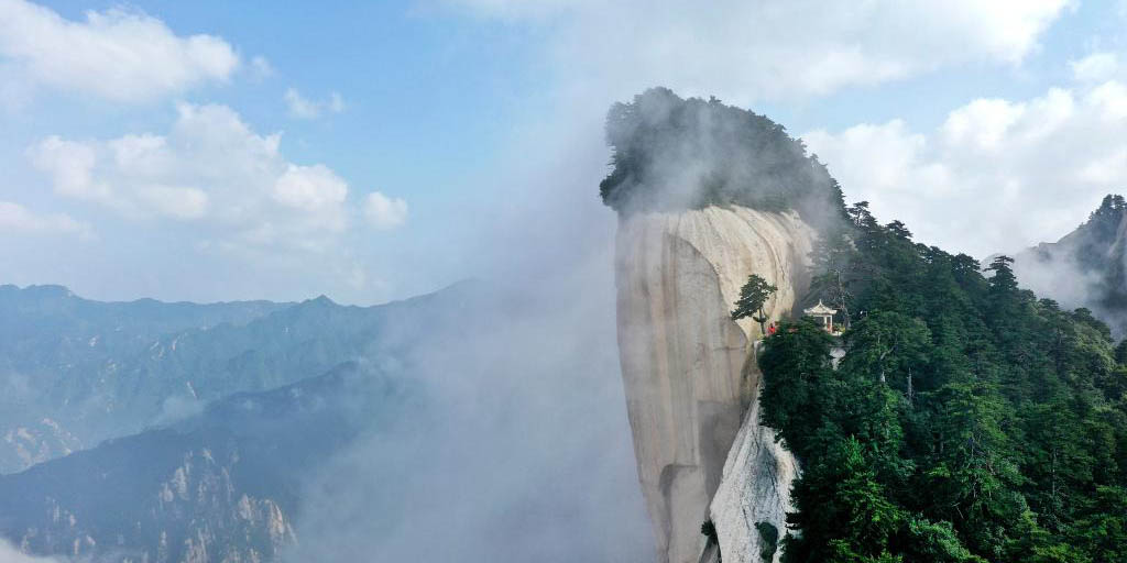 Paisagem do Monte Huashan envolto em névoa em Weinan