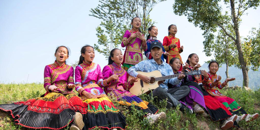 Fotos: coral formado s&oacute; por meninas da escola prim&aacute;ria central de Dacao em Sichuan