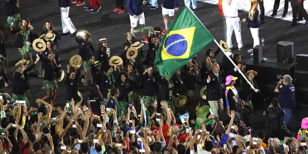 Entrada da delegação brasileira emociona os espectadores no estádio do Maracanã
