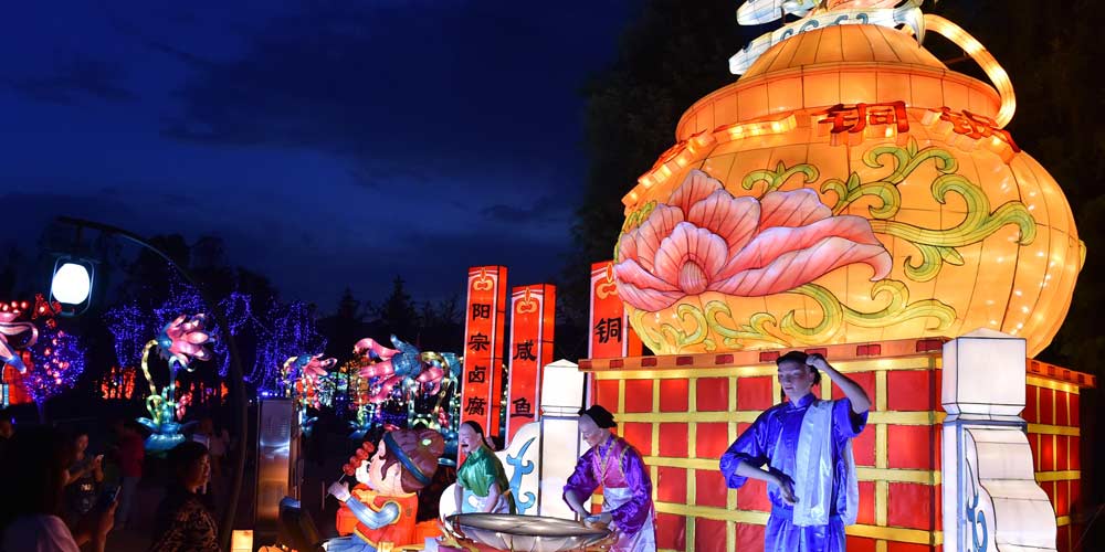 Junto à lagoa Fuxian, são acesas luzes para a recepção dos turistas