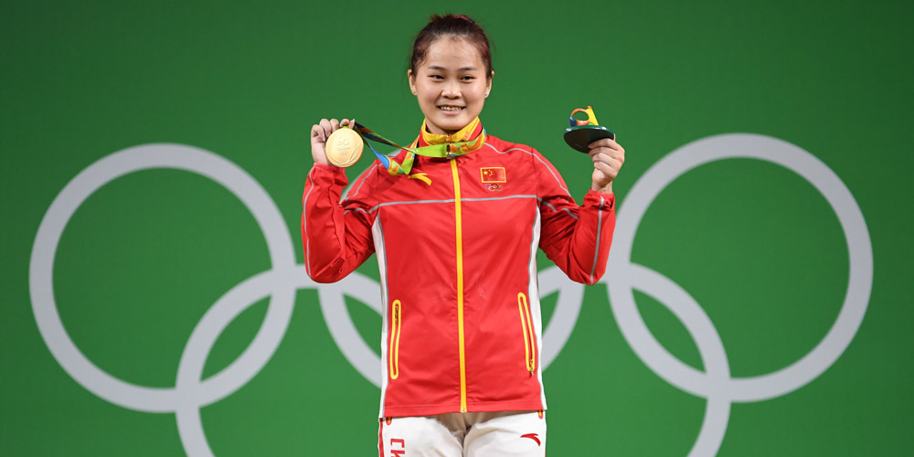 Deng Wei ganhou a medalha de ouro no levantamento de peso feminino e bateu o recorde mundial