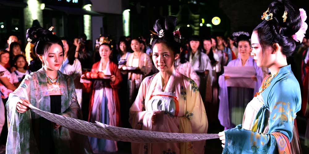 Amadores de vestido tradicional da etnia Han participaram do evento no Dia dos Namorados da China