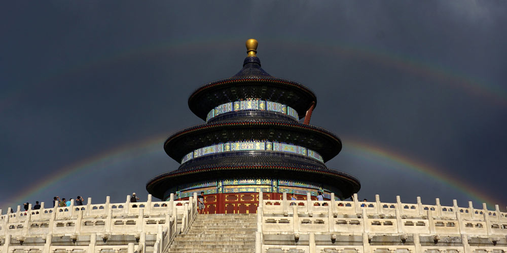 Arco-íris duplo ilumina o céu em Beijing
