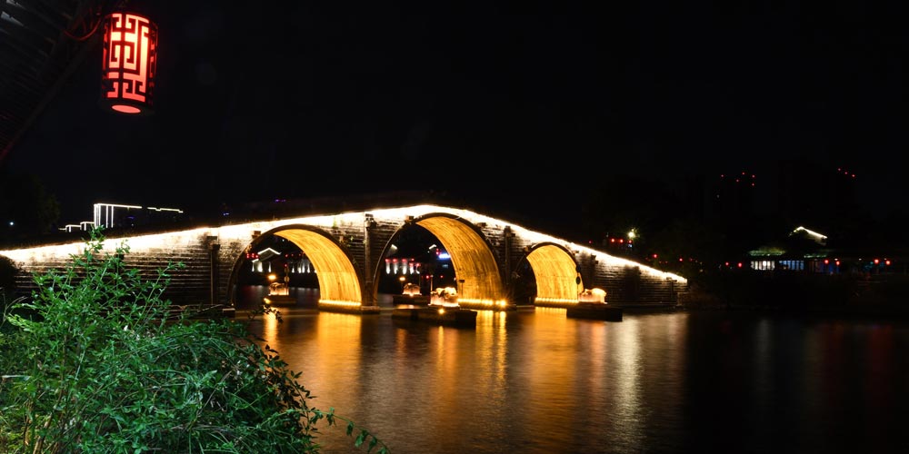 Vista noturna da Ponte de da Ponte de Gongchen sobre o Grande Canal de Jinghang em Hangzhou